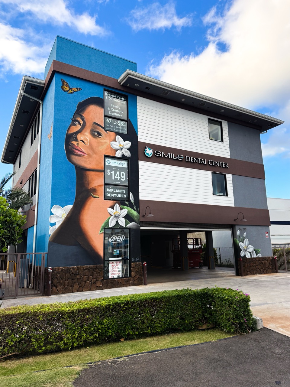The Smile Dental Center building in Waipahu with the Kamea Hadar mural painted on the side wall
